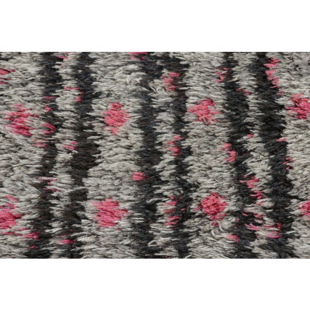 Mid-Century Modern Vintage Swedish Rya Rug With Gray and Pink Geometric Pattern - Rug & Kilim For Sale - Image 3 of 8