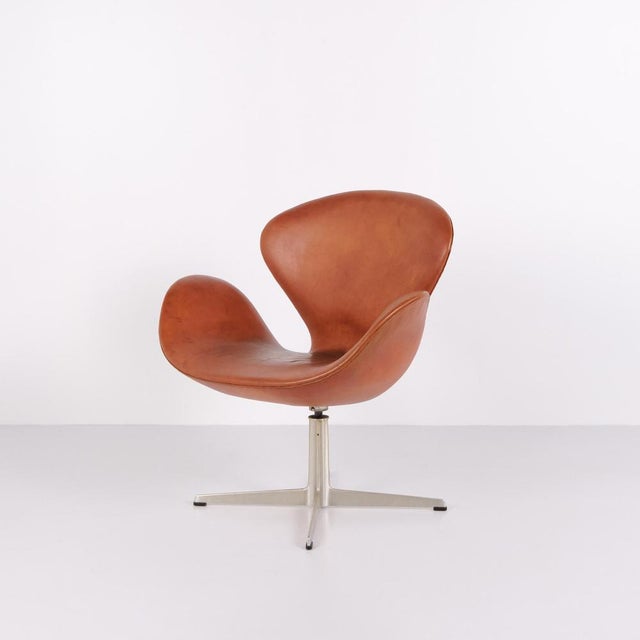 Fritz Hansen The Swan Model 3320 in Cognac Leather by Arne Jacobsen for Fritz Hansen, 1960s For Sale - Image 4 of 12