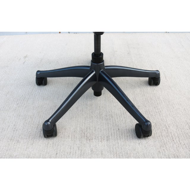 Humanscale Freedom Ergonomic Task Desk Chair in Graphite Leather, Slightly Used For Sale - Image 16 of 18