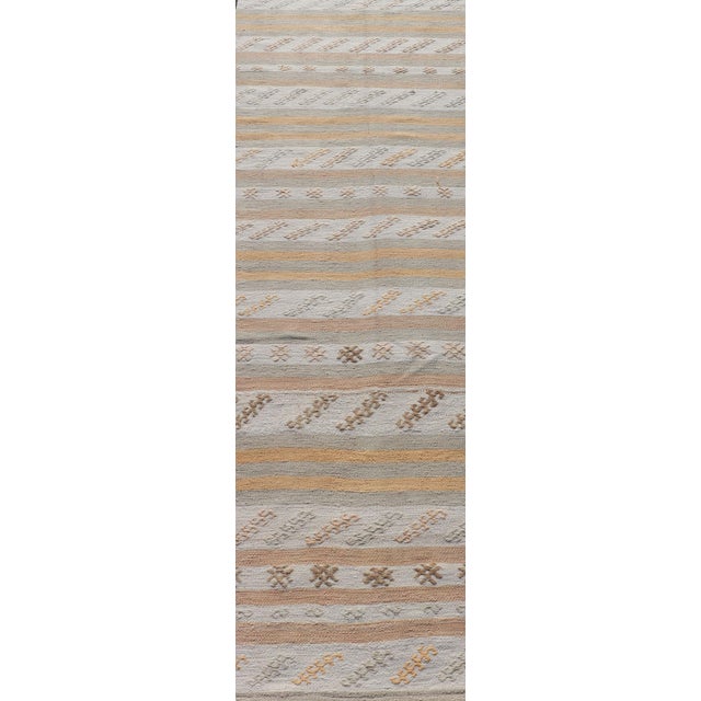 Vintage Turkish Kilim Runner in Soft Cream, Beige, and Peach Tones 2'9 X 12'6 For Sale In Atlanta - Image 6 of 13