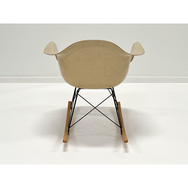 Wood 1960s Rocking Chair by Charles & Ray Eames for Herman Miller – Parchment Fiberglass For Sale - Image 7 of 15