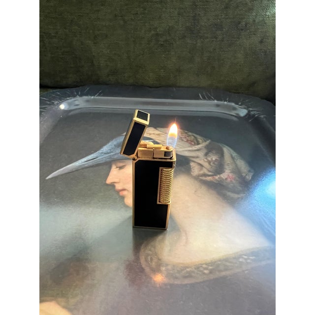 1970s Rare Iconic Vintage Dunhill Gold Plated and Black Lacquer Swiss Made Lighter For Sale - Image 5 of 10