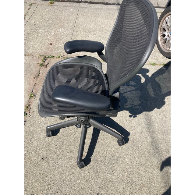 2020s Aeron Herman Miller Iconic Executive Desk Chair Medium Size. Perfect Shape. For Sale - Image 5 of 11