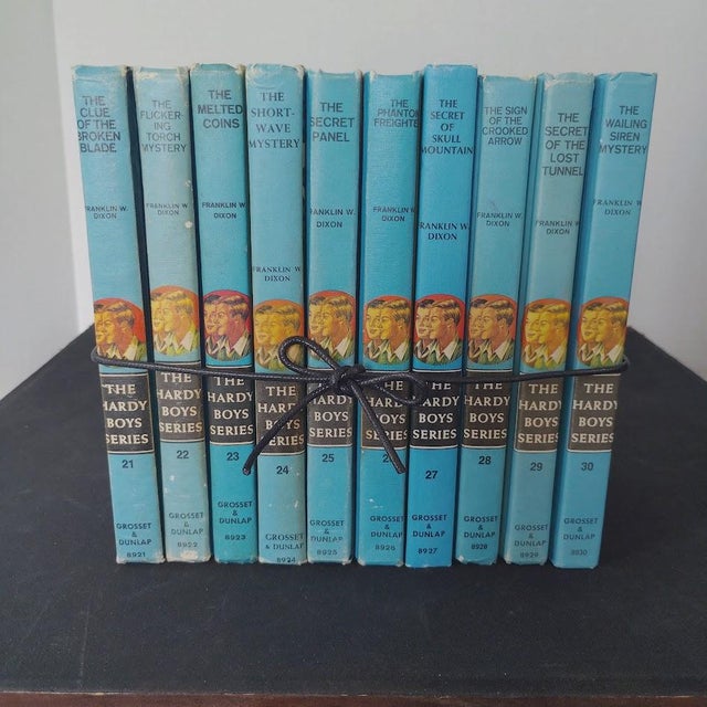 1960s the Hardy Boys Mystery Stories Collection Blue Gift Set, Series # 21-30 For Sale - Image 9 of 9
