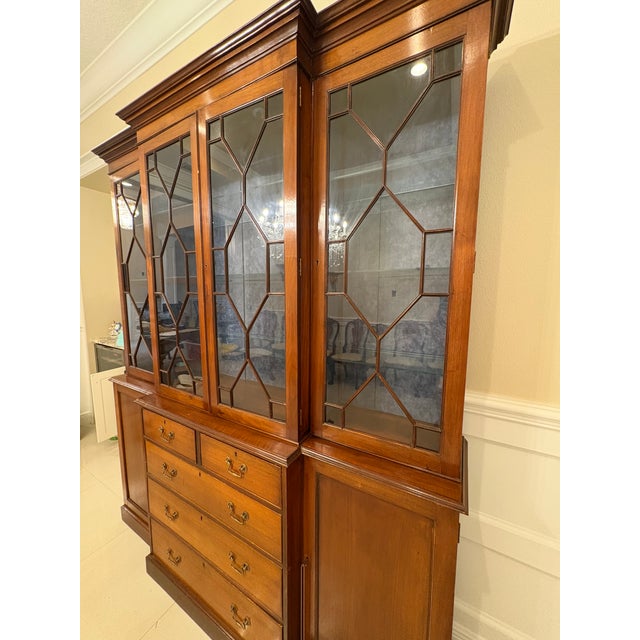 English Late 20th Century George III / Chippendale Style Mahogany Breakfront Library Bookcase With Astragal Glazing & Original Lighting For Sale - Image 3 of 12