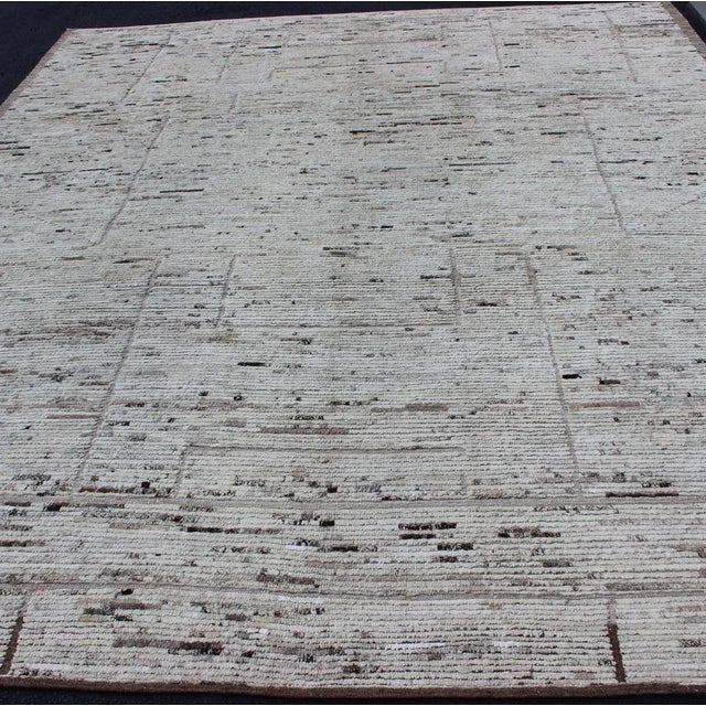 Early 21st Century Keivan Woven Arts Minimalist Modern Design Rug in Neutral Tones 9'11 X 11'11 For Sale - Image 5 of 10