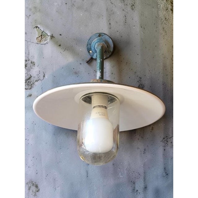 Industrial outdoor wall light, gooseneck style. Shade diameter: 30 cm Depth: 45 cm Stained with oxidation. In good...
