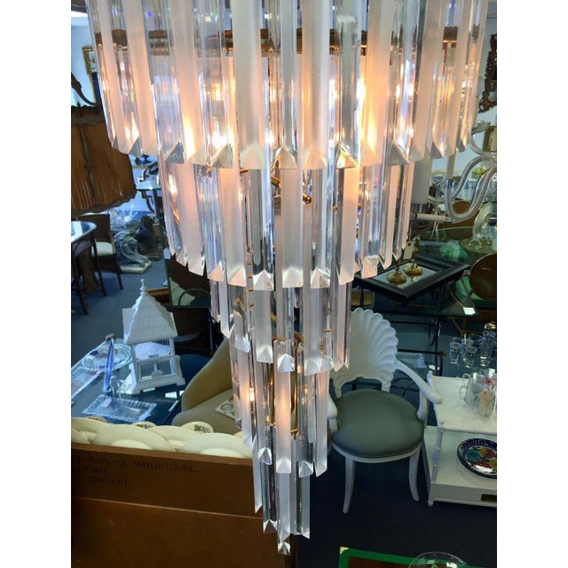 Transparent 1960s Mid-Century Modern Italian Style Spiraled Lucite 8-Light Chandelier For Sale - Image 8 of 18