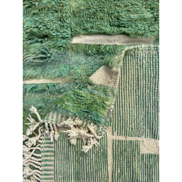 Moroccan Beni Mrirt in Green Abstract Wool, 2010s For Sale - Image 9 of 10