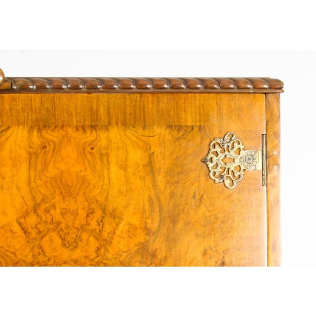 Early 20th Century Queen Anne Burr Walnut Cocktail Cabinet For Sale - Image 6 of 18