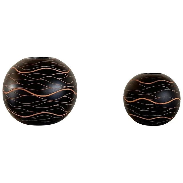 Italian Hand-Crafted Wooden Sphere Vases with Wavy Line Ornamentation, 1980s, Set of 2 For Sale - Image 11 of 11