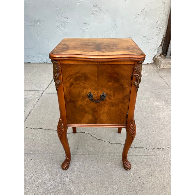 1900 - 1909 1900-1909 French Louis XV Style Burl Bedside Table For Sale - Image 5 of 7