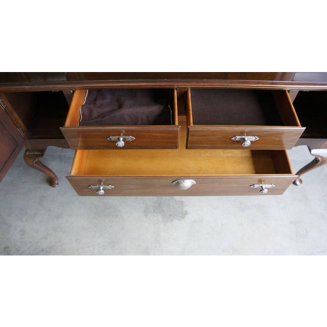 1980s Ethan Allen Georgian Court China Hutch For Sale - Image 5 of 7