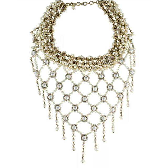 2016 Chanel Necklace CC Double C Logo Bib Statement Paris À Rome Runway Faux Pearl Crystal For Sale - Image 11 of 11
