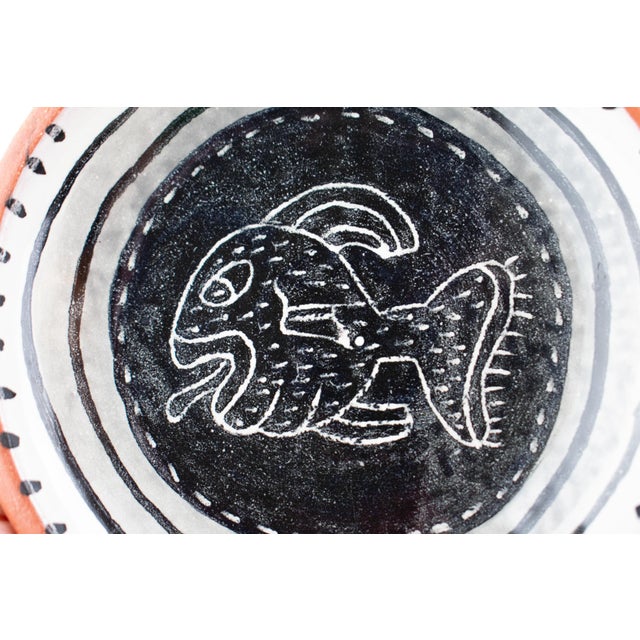 1990s Listed Artist Amy Sabrina, Signed, Dated 1995, Hand-Drawn Whimsical Fish; Shallow Bowl For Sale - Image 5 of 11