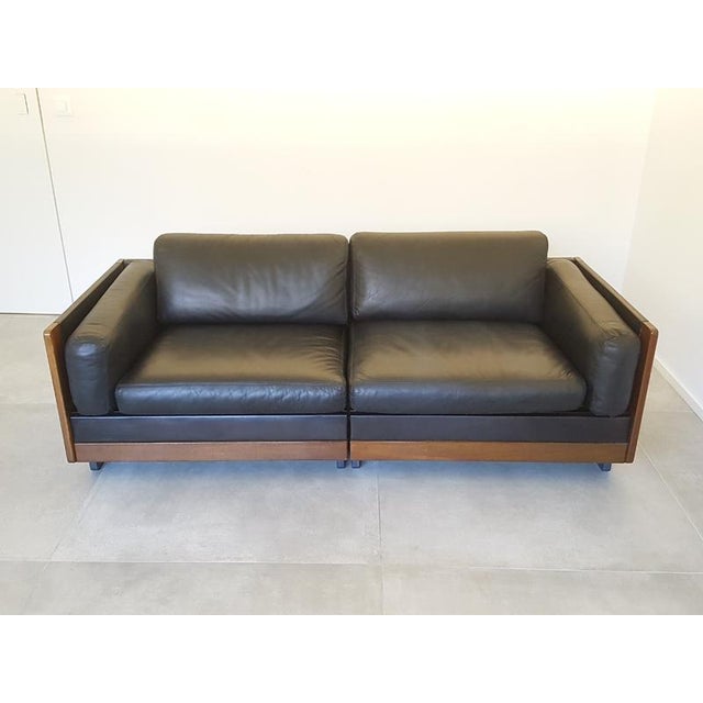 Mod. 920 Modular Sofas in Black Leather and Walnut by Afra & Tobia Scarpa for Cassina, 1967, Set of 2 For Sale - Image 14 of 18