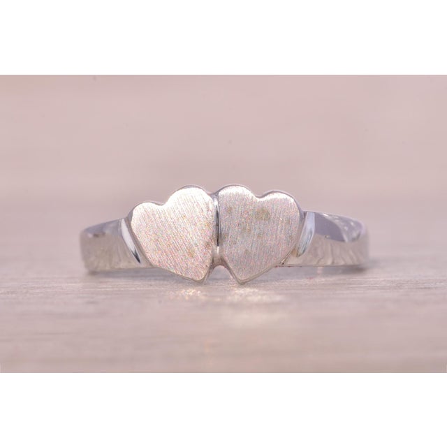 Contemporary The Oscali: Double Heart Signet Ring in White Gold For Sale - Image 3 of 10