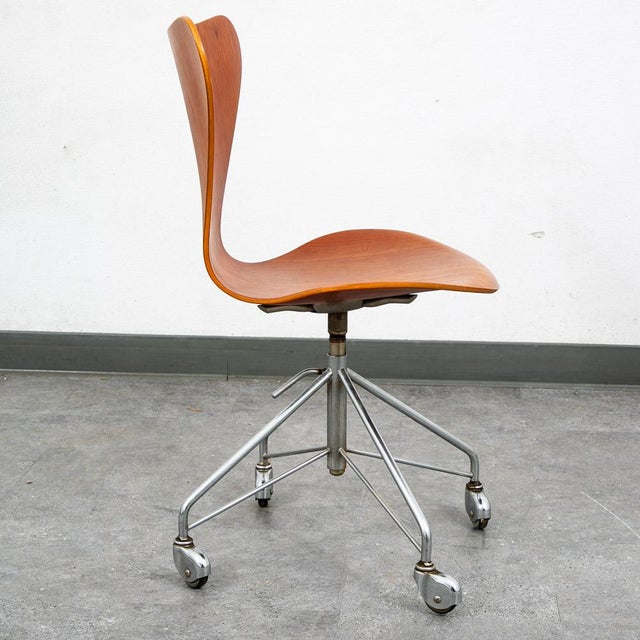 Mid-Century Modern Mid Century Modern Task Chair 7 # 3117 Office Teak Arne Jacobsen Fritz Hansen For Sale - Image 3 of 10