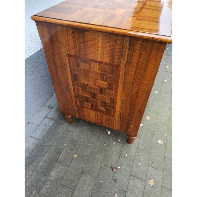 Fine chest of drawers with beautiful marquetry on the top, sides and drawers, box locks, 3 keys, original fittings,...