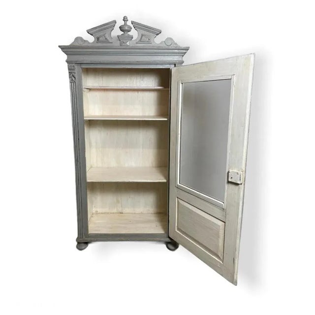 Old wood showcase cabinet dating from around 1900. Gray outside, inside white. H 154 cm W 77 cm t 45 cm