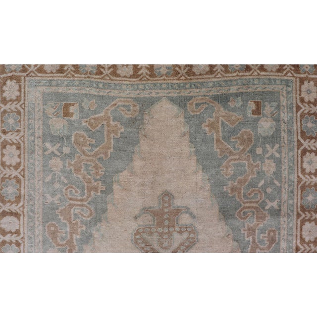 Mid Century Turkish Oushak Rug in Wool With Sub-Geometric Etched Medallion Design For Sale In Atlanta - Image 6 of 13