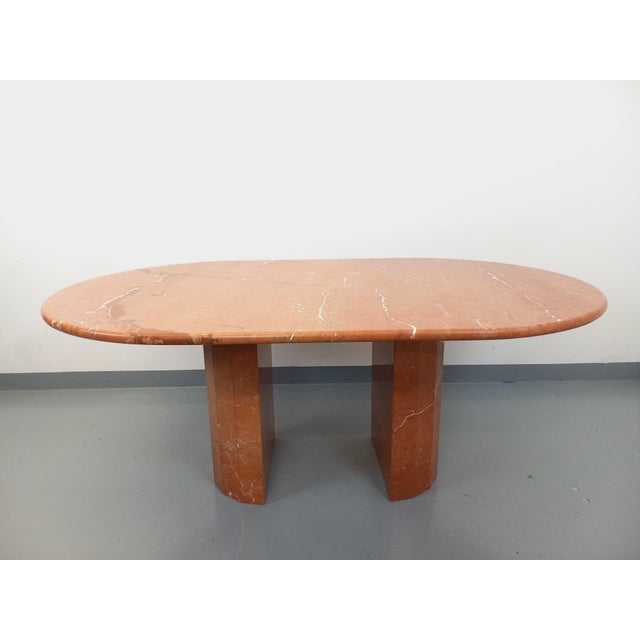 Vintage oval dining table from the 1970s/80s, in Rosso Alicante pink marble with salmon-pink tones and white veining, oval...