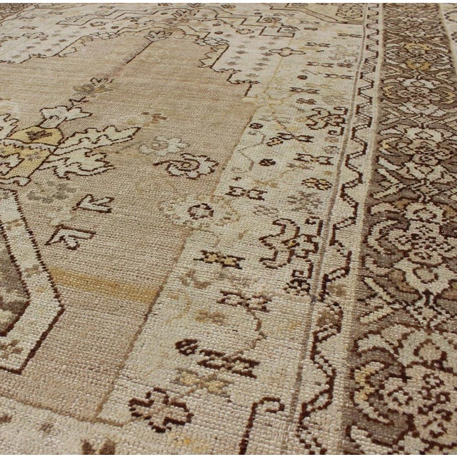 1920s Antique Turkish Oushak Prayer Rug With Flowers in Ivory, Taupe and Cream 4′ × 6′2″ For Sale - Image 5 of 7