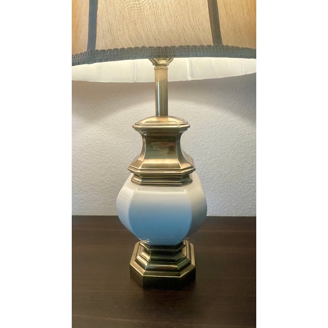 Stiffel Vintage Stiffel Hollywood Regency Style Brass & Cream Porcelain Table Lamps- A Pair For Sale - Image 4 of 18