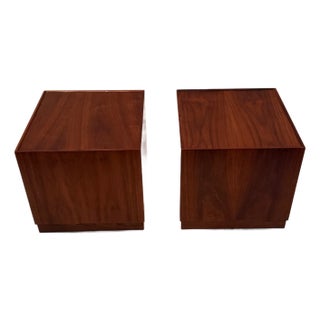 Mid Century Modern Pair of Walnut Cube End Tables For Sale