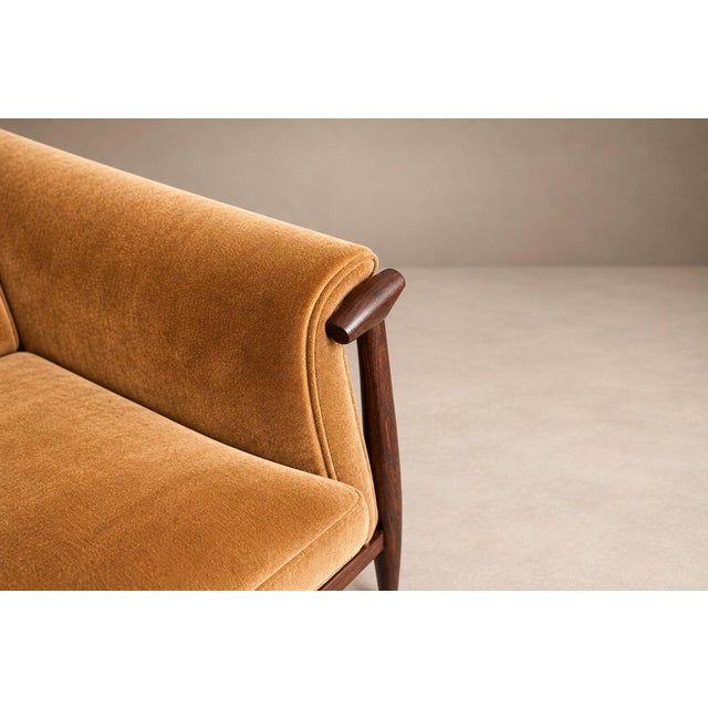 “Canoa” Sofa in Brazilian Rosewood and Warm Camel Velvet, Liceu de Artes e Ofícios, Brazil, 1960s — Lot 856C For Sale - Image 18 of 18