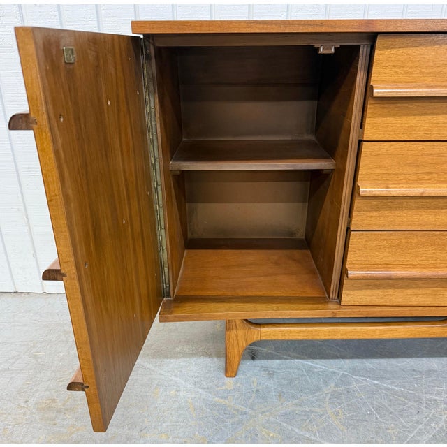 Wood Mid-Century Modern Young Manufacturing Walnut Sideboard For Sale - Image 7 of 9