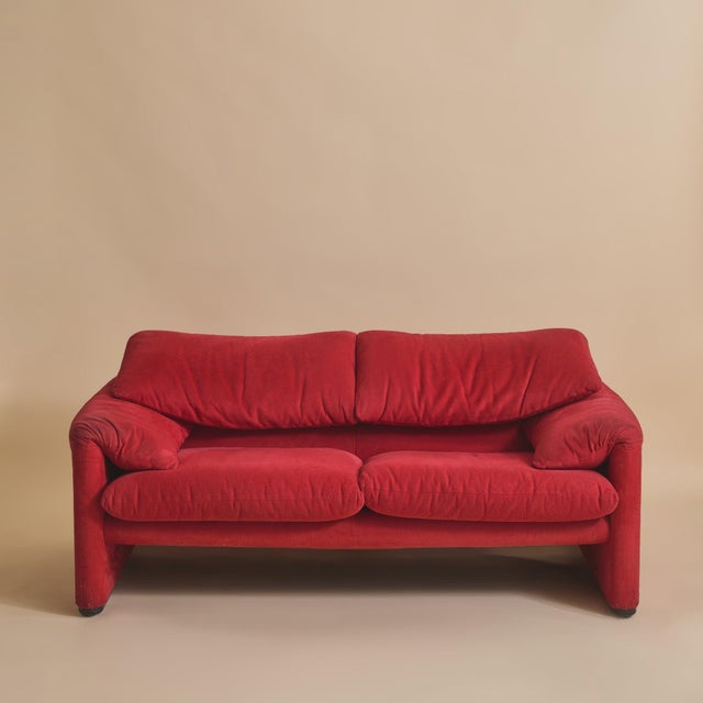 An Italian ‘Maralunga’ loveseat designed by Vico Magistretti for Cassina in the 1970s. The silhouette sits low to the...