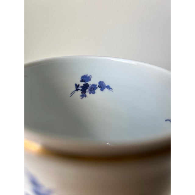 English Richard Ginori Cachepot With Blue and White Floral Design For Sale - Image 3 of 7