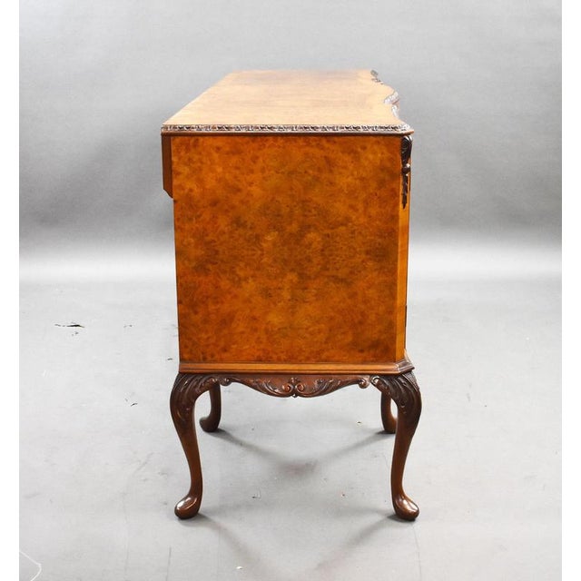 1920s Queen Anne Style Burr Walnut Dining Table and Chairs, 1920s, Set of 9 For Sale - Image 5 of 18