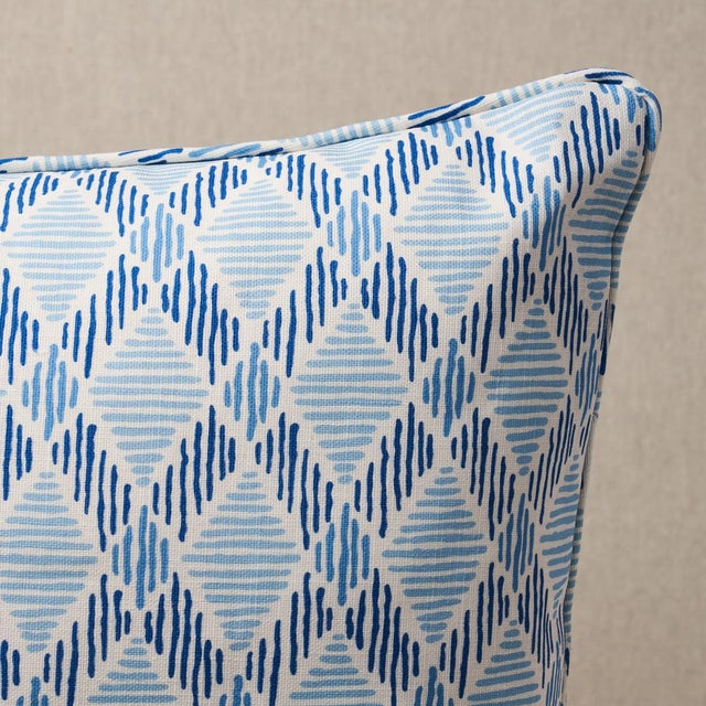 This pillow features Dexter Indoor/outdoor with a self welt finish. A fun lattice print rendered in special indoor/outdoor...