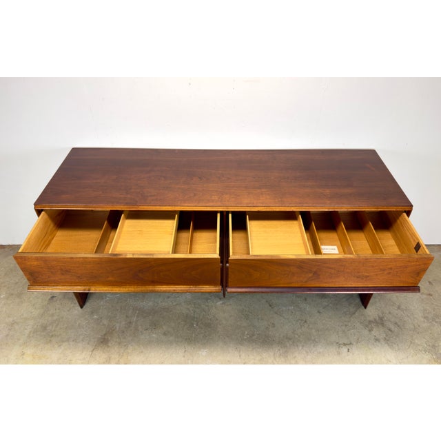 Brown 1950’s T H Robsjohn Gibbings for Widdicomb 6 Drawer Walnut Dresser Chest of Drawers For Sale - Image 8 of 12