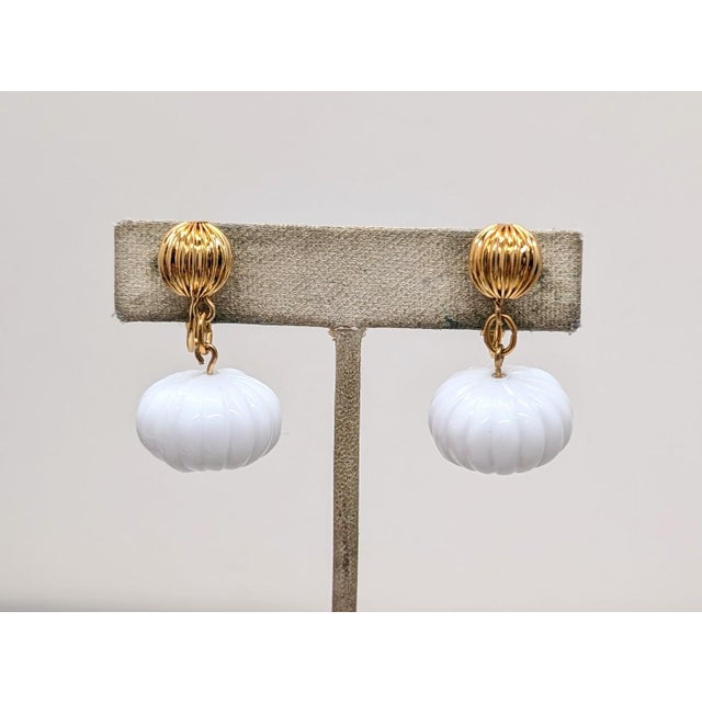 1980s gold-tone spherical ribbed top with white resin "melon" drop clip and screw-back earrings. Marked "NAPIER©" on the...