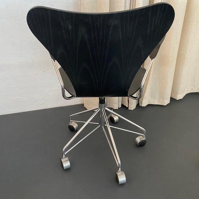 Arne Jacobsen Black Series 7 Swivel Adjustable Armchair Model 3217 Fritz Hansen For Sale - Image 9 of 15