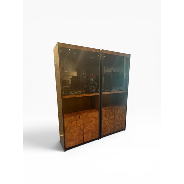 1970s Pair of Vintage Century Furniture Illuminated Display Cabinets – Burl Wood & Brass – Hollywood Regency Style For Sale In Boston - Image 6 of 14