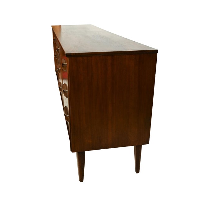 Mid-Century Modern 1960s Walnut Long Chest Bassett Furniture Sculptique Mid Century Modern For Sale - Image 3 of 7