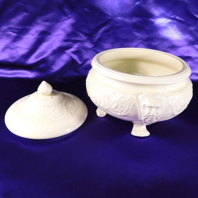 Ceramic 1920s Mid Century Modern Wedgwood Patrician Footed Tureen With Face For Sale - Image 7 of 8