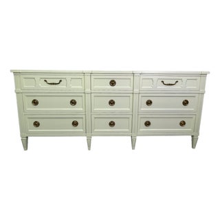 American of Martinsville Lacquered Dresser in Off-White With Brass Hardware, Transitional Style, 1970s For Sale