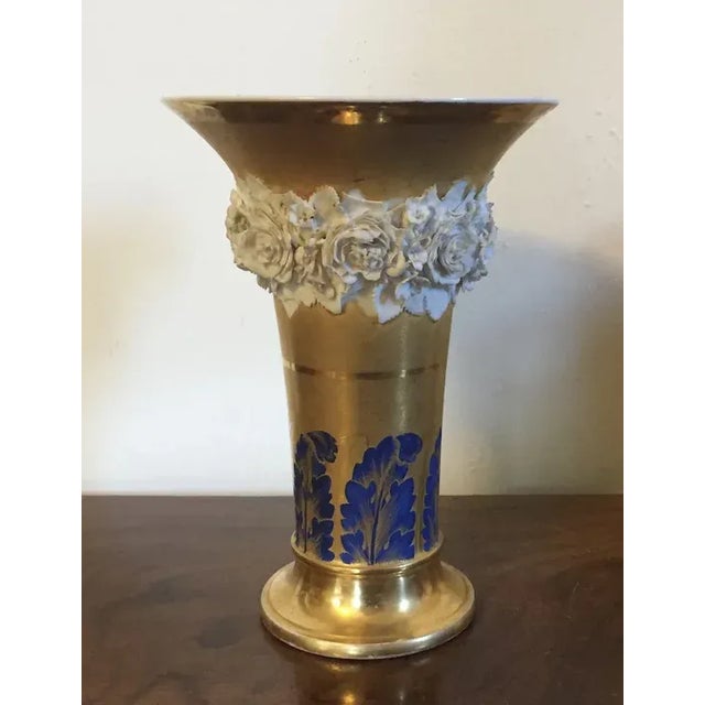 Antique Early 19th Century French Empire Porcelain Gold Trumpet Vase with Flower Garland For Sale In New York - Image 6 of 12