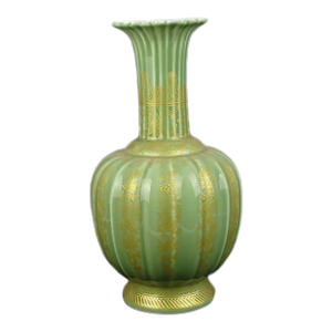 1900s Chinese Porcelain Qing Dynasty Qianlong Marked Celadon Ground Gold Decoration Vase