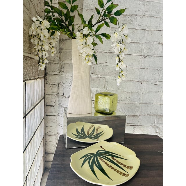 Bring a touch of the tropics to your table with this Continental Kilns Tahiti Serving Platter. The ceramic platter...
