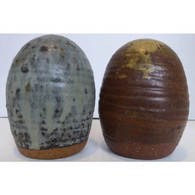 Mid-Century Modern 1950s Barbara Garrett Organic Mid Century Modern Pair of Stylized Stoneware Pottery Owls For Sale - Image 3 of 12