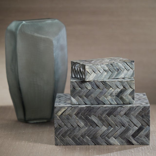 A truly beautifully designed box for your most valuable pieces. This box is made of 100% bone. Perfect to store jewelry or...