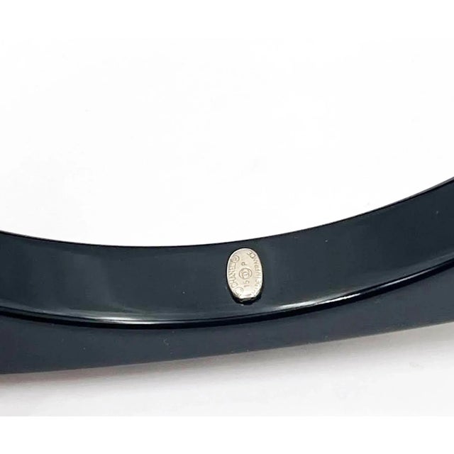 Chanel Chanel White CC Black Resin Pearl Edge Bangle Bracelet For Sale - Image 4 of 4