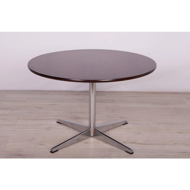 This round coffee table was made z rosewood and chrome steel in Denmark in the 1960s. Rosewood elements have been cleaned...