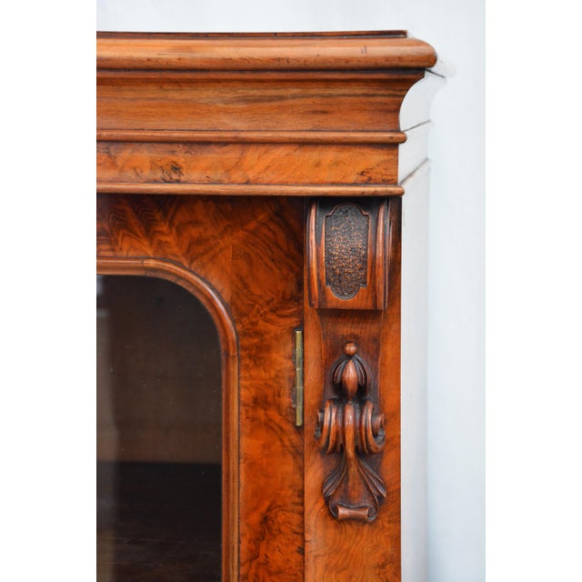 Wood English Victorian Bookcase in Figured Walnut, 1870 For Sale - Image 7 of 18